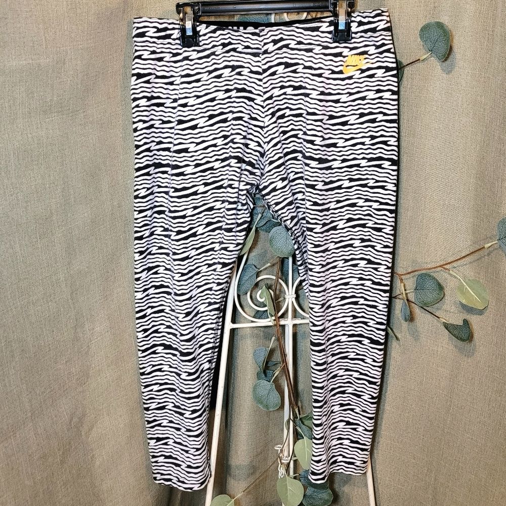 Nike 'Just Do It' Capris ~ Women's XL